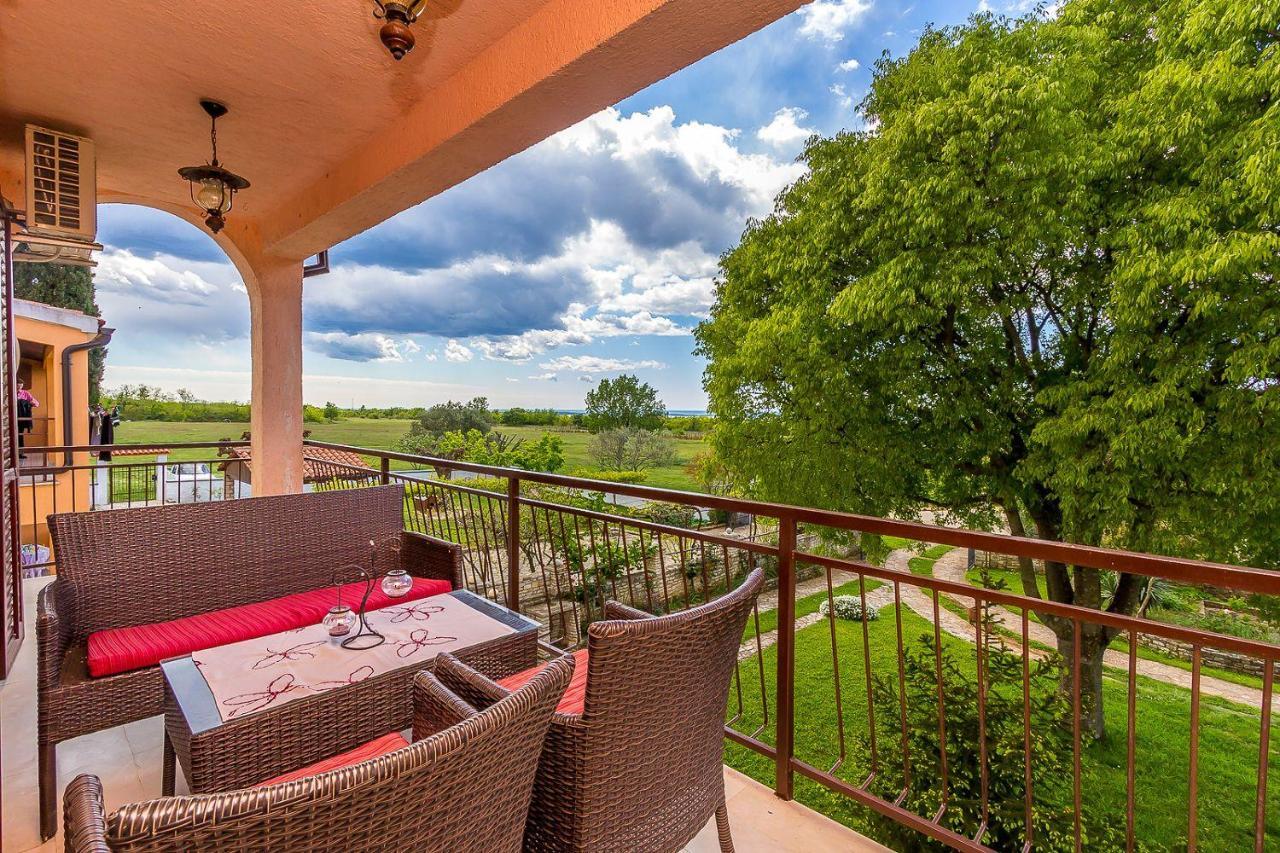 Ferienwohnung Mit Wlan, Klima, Parkplatz, Grill Und Grossem Garten Zum Fussball Spielen Gajana Bagian luar foto