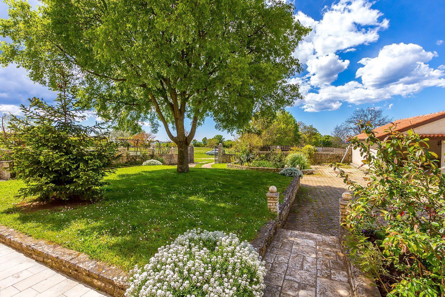 Ferienwohnung Mit Wlan, Klima, Parkplatz, Grill Und Grossem Garten Zum Fussball Spielen Gajana Bagian luar foto