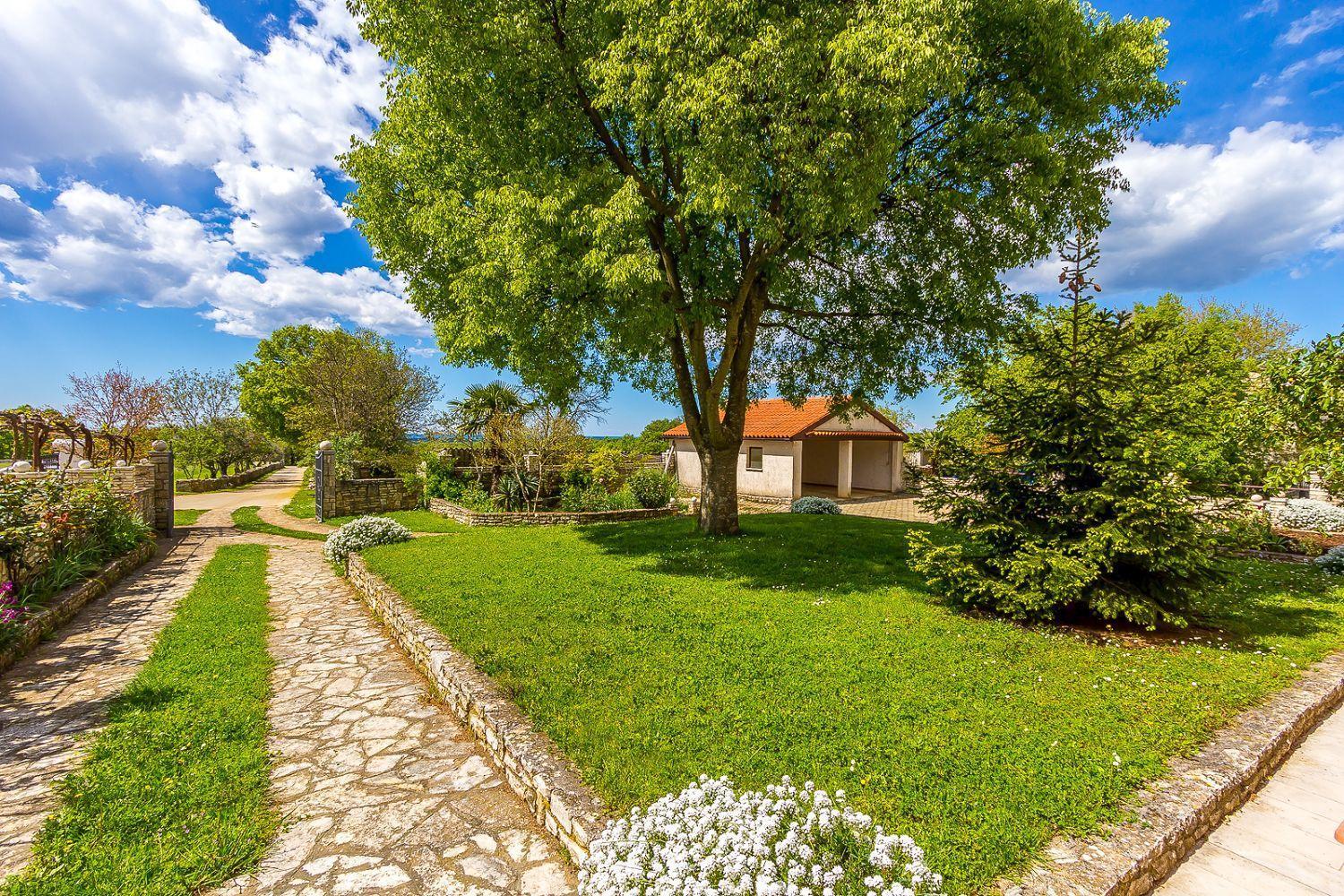 Ferienwohnung Mit Wlan, Klima, Parkplatz, Grill Und Grossem Garten Zum Fussball Spielen Gajana Bagian luar foto