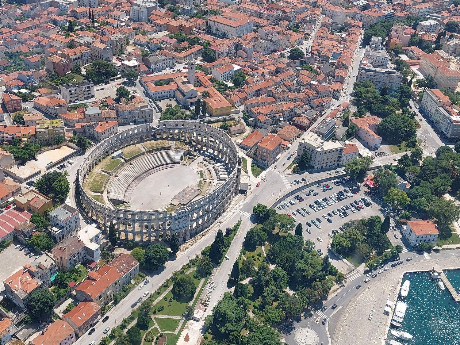 Ferienwohnung Mit Wlan, Klima, Parkplatz, Grill Und Grossem Garten Zum Fussball Spielen Gajana Bagian luar foto